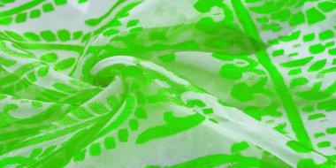 İpek kumaş, yeşil kumaş. Beyaz arka planda zarif çiçeklerin gölgeleri, Paisley 'nin fotoğrafı. Doku, desen, koleksiyon