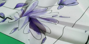 İpek kumaş, mavi ve beyaz, yeşil gölgeli, pürüzsüz zarif kumaş, beyaz arka planda bölünmüş. arkaplan dokusu, desen