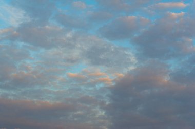 Gökyüzü ve bulutlar mavi arkaplan tasarımcısı fotoğrafında birikiyor.