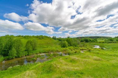 Bahar fotoğrafçılığı, çayırlar, tarlalar, vadiler, kırsal alanlar. Dik yamaçlı, derin ve dar bir vadi. Doğal olarak yükseltilmiş bir arazi, bir dağ kadar yüksek ya da sarp değil..