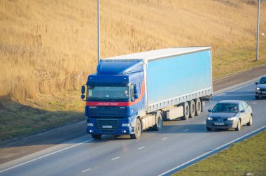 Nakliye aracı. Bu, malları karayoluyla taşımanın fiziksel süreci. Yüklü, boş, çapraz ticaret ve kabotaj. Ulaşım trafiği. Rusya Chelny 05 11 2020