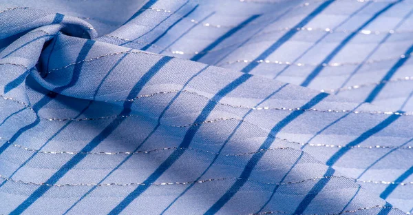 Gök mavisi ve beyaz kayganlaştırıcı çizgileri olan mavi kumaş. Taze ve rahat bir tarz için mükemmel. Doku