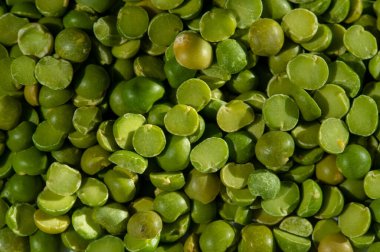 Dried green peas. Dried peas are also a good source of the B vitamins folate and thiamine, and various minerals such as magnesium, phosphorus and potassium.