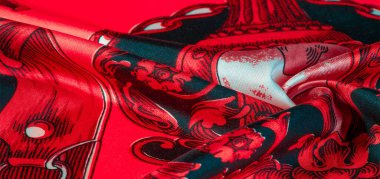 Gotik desenli kırmızı ipek kumaş. Zengin siyah ve altın renkli ipek gotik baskılar. Bu set ayrıca bir vampir ini ya da romantik yatak odası için de uygundur..