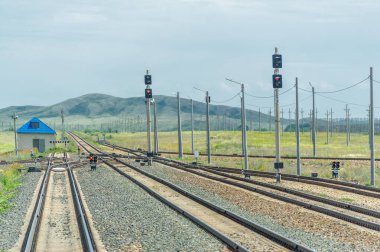 Demiryolu, demiryolu, demiryolu, yükseltilmiş. Step.- bir ulaşım aracıdır ve Büyük Ovalar 'ın raylarında bulunan raylar üzerinde hareket eden kamyonların yolcularıdır. Kazakistan bozkırı harikadır..