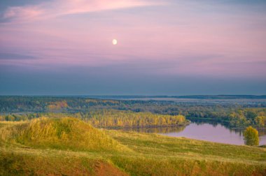  Nehrin yaz manzarası. Gün batımı. Kaynağından ağza doğru doğal bir akışla hatırı sayılır büyüklükte sabit bir su akışı. dere, sel, nulla, akışkan 