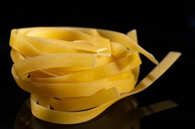 makarna, pappardelle büyük, çok geniş, düz makarnadır, geniş fettuccine 'e benzer, Toskana bölgesinden gelmektedir. Taze türler 2-3 cm genişliğinde ve flüt kenarları olabilir.