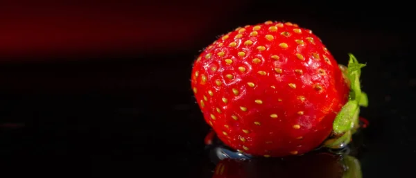 딸기야 분홍색 빨간색의 딸기와 딸기가 식물입니다 달콤하고 부드러운 뿌리는 — 스톡 사진