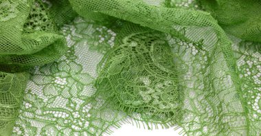 Beyaz arka planda yeşil dantel kumaş. Süslü Afrika polyester ve tüllü dantel kumaş. Tasarımın için çiçekler. Doku. Geçmişi. Şablon