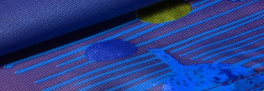 Arkaplan dokusu, ipek kumaş, parlak mavi bordo, küçük soyut kaya resimleri.