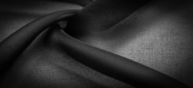 Koyu siyah şifon ipeği, bükülmüş iplik kullanımı nedeniyle hafif pürüzlü (matte, creped) yumuşak şeffaf bir kumaştır. Arkaplan dokusu