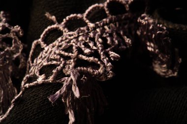 Koyu kahverengi yün atkı. Şeritte dikilmiş dantelle. Doku. Geçmişi. Şablon
