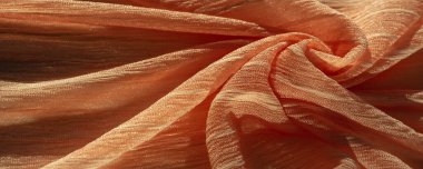İpek kumaş. Kahverengi kırışık kumaş dokusu. Kahverengi buruşuk, dalgalı yüzey dokusu. Yakın çekim, yumuşak odaklanma. arkaplan, kalıp