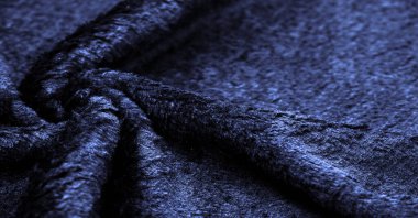 Kadife. Pelüş. Koyu mavi. Düz bir kumaş, kadifeden daha uzun ve daha az yoğun. Pahalı ya da son derece lüks. Lüks mobilyalar, zengin, sevgili