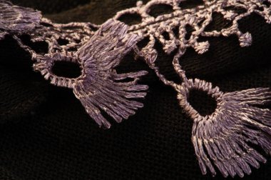Koyu kahverengi yün atkı. Şeritte dikilmiş dantelle. Doku. Geçmişi. Şablon