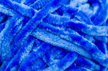 Dikiş ürünleri. Bir rulo mavi yün iplik. Bu ipliğin harika bir rengi var ve örgü örmek, örgü örmek ve örmek için uygun..