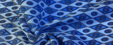 Yumuşak mavi ipekten kumaş eşkenar dörtgen, kare ve madalyalar. Bir hikaye anlat ve geleneksel tasarım ile etkileyici ve değerli bir açıklama yap. Desen arkaplan deseni