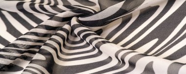 İpek kumaş, siyah beyaz soyut çizgiler. Soyut siyah beyaz desenli büyülü bir şekil. Retro modern dekor, tekstil sanatı, tasarım, doku, arkaplan, kalıp