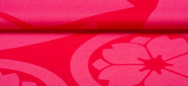 Soyut çiçek desenli kırmızı kumaş, tafta. Bu bir pamuk kumaş. Plastiklik ve sertlik farkları var. Buradan itibaren, tasarımın harika. Doku