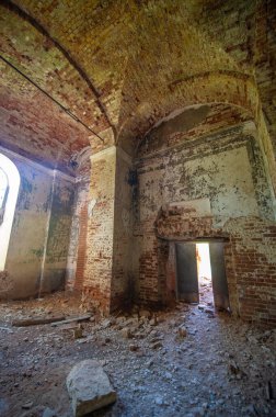 Hayat Veren Üçlü Kilisesi 'nin yıkılmış hali. Zaman ve komünistler manevi değerlerini kaybettiler. Rus iç bölgeleri