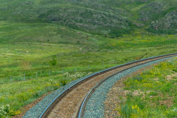 Spoorweg Spoorweg Spoor Verhoogd Steppe Een Vervoermiddel Passagiers Van Vrachtwagens — Stockfoto