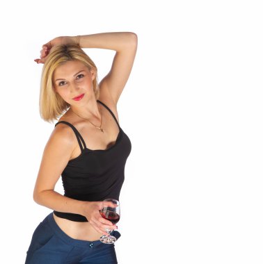 Bir modelin stüdyo fotoğrafı, mavi takım elbiseli sarışın, beyaz arka planda izole edilmiş bir bardak şarapla.