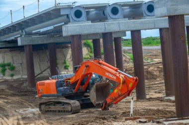 Yerel bir yolda bir köprü inşaatı, isimsiz nehir, 10.08.2019 Tataristan Rusya