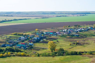 Sonbahar manzarası, yaprak döken orman. Sonbahar fotoğraf galerimiz birçok alandan güzel sonbahar renklerini sergileyen manzaralarla doludur.