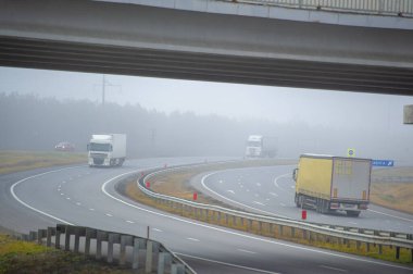 Nakliye aracı. LTL (kısmi yük), PTL (kısmi yük) veya FTL (tam kamyon yükü) gibi standart hizmetlerden yüksek güvenlikli Rusya Chelny 05 11 2020