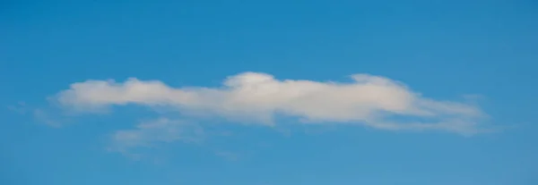 뭉게구름 Cumulus Cloud 바닥을 구름을 말하며 겉으로 보기에 솜털같거나 면으로 — 스톡 사진