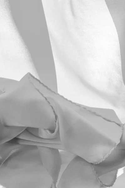 单色真丝面料 美观光滑典雅 波浪形 黑白缎丝奢侈品面料 抽象设计 背景纹理 — 图库照片