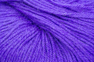 Dikiş ürünleri. Bir rulo mavi yün iplik. Bu ipliğin harika bir rengi var ve örgü örmek, örgü örmek ve örmek için uygun..