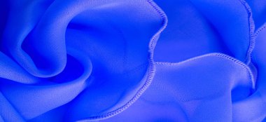 Dalgalı boruları olan mavi ipek bir organza. Kumaşın kenarındaki sınır. Soyut arkaplan. doku deseni. İpek organzanın narin bir açık dokuması vardır. Dalga arkaplanı. Boşluğu kopyala