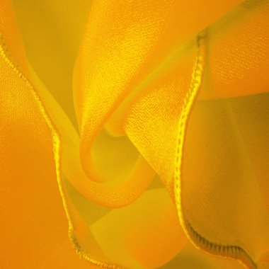 Dalgalı boruları olan sarı ipek organza. Kumaşın kenarındaki sınır. Soyut arkaplan. doku deseni. İpek organzanın narin bir açık dokuması vardır. Dalga arkaplanı. Boşluğu kopyala