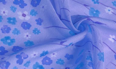 İpek kumaş, eflatun arkaplanda küçük çiçekler, ince bir desenli gök mavisi. Çiçek tasarımı. Arkaplan dokusu