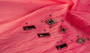 Kırmızı ipek kumaş, çayırda boyanmış çiçekler, çiçek arkaplanı. Renkli bir kompozisyonda bir sürü soluk çiçek. Arkaplan dokusu