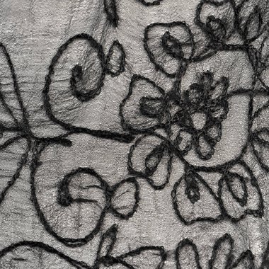 İpek kumaş, siyah dantel desenli. Soyut dantel çizgiler. Arkaplan, doku,