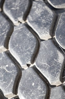 Eski kamyon lastikleri. Atılmış kamyon lastiği, paslanmış metal daire.