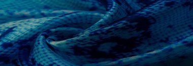 Yılan derisi desenli mavi kumaş, parlak mavi kumaşın arka plan dokusu. arkaplan, doku, desen