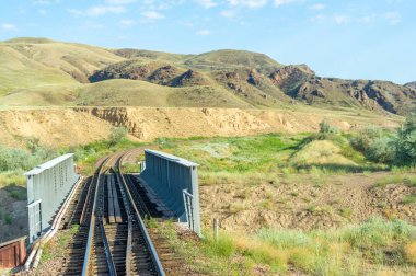 Demiryolu, demiryolu, demiryolu, yükseltilmiş. Step.- bir ulaşım aracıdır ve Büyük Ovalar 'ın raylarında bulunan raylar üzerinde hareket eden kamyonların yolcularıdır. Kazakistan bozkırı harikadır..