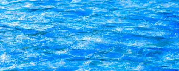 Havuz Suyu Hafif Bir Esinti Güneş Işığı Sudan Gelen Dalgalar — Stok fotoğraf