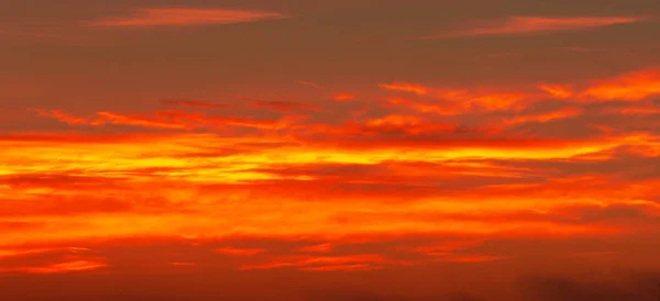 Foto Del Cielo Con Nuvole Albe Tramonti Toni Giallo Arancio — Foto Stock