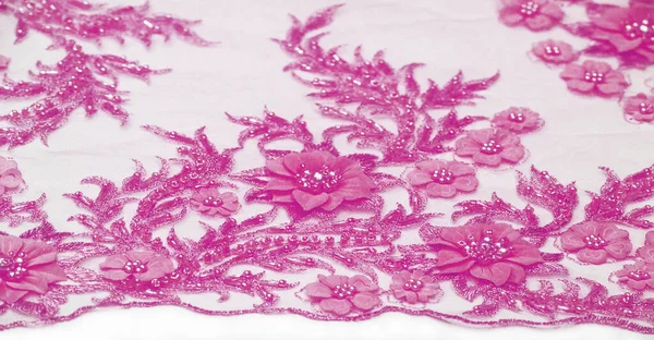 Doku kırmızı. Doku. Geçmişi. şablon. Bu kırmızı bir ağ danteli kumaşa dikilmiş yüksek kalite yakut kırmızı pullu bir işlemedir. kartpostal, poster, doku veya duvar kağıdı için kullan