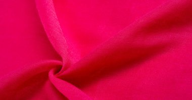 Kırmızılı ipek kumaş. İnce taneli Grunge yüzey dokusu, kızaran saten doku, yakut bir kumaş, ipek panorama, güzel yumuşak doğal bulanık desenli.
