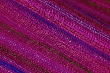 Kırmızı-mavi-yeşil çizgili yakut kırmızısı kumaş, çok açık elastik forma, ışık parıltısı. desen arkaplan, desen kartpostal