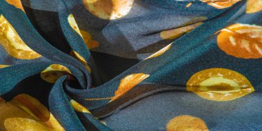 İpek kumaş, mavi ve sarı sonbahar yaprakları. Doku, arkaplan deseni