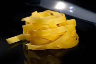 makarna, pappardelle büyük, çok geniş, düz makarnadır, geniş fettuccine 'e benzer, Toskana bölgesinden gelmektedir. Taze türler 2-3 cm genişliğinde ve flüt kenarları olabilir.