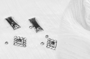 Süslü, süslemeli taşlı beyaz kumaş. parlak renkli taşlarla dokuma arkaplanı, doku arkaplan tasarımı. İpek deseni,