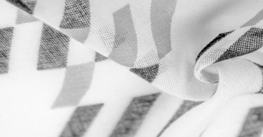 Siyah geometrik eşkenar dörtgen şekilli beyaz ipek kumaş. Karanlık. Geçmişi. Şablon.
