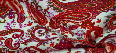 Beyaz arka planda desenli kırmızı desen. Bu desen bazen Amerikan gelenekçilerince 